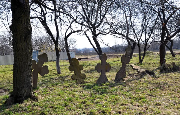 Cruces en un viejo cementerio desvencijado _ 4 — Foto de Stock