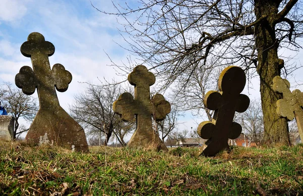 Croix sur un vieux cimetière grincheux — Photo