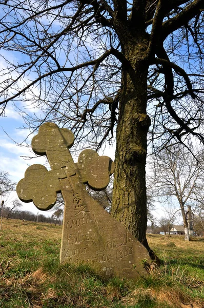 Cruces en un viejo cementerio desvencijado _ 2 — Foto de Stock