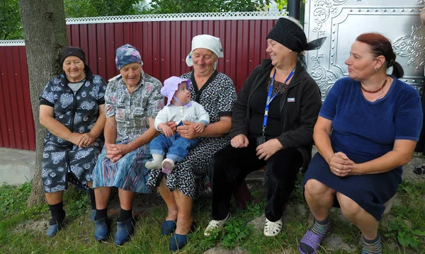 Abuela rural sentada en el banco —  Fotos de Stock