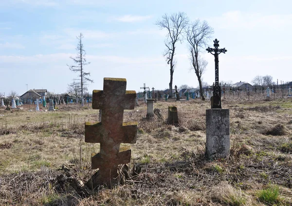 Cruces en un viejo cementerio desvencijado _ 5 — Foto de Stock