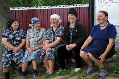 Kırsal Büyükanne bench_5 üzerinde oturan