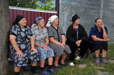 Kırsal Büyükanne bench_8 üzerinde oturan