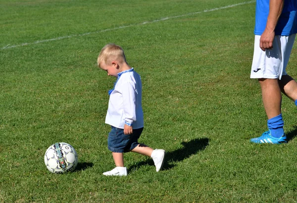 Маленький мальчик играет с футбольным мячом 2 — стоковое фото