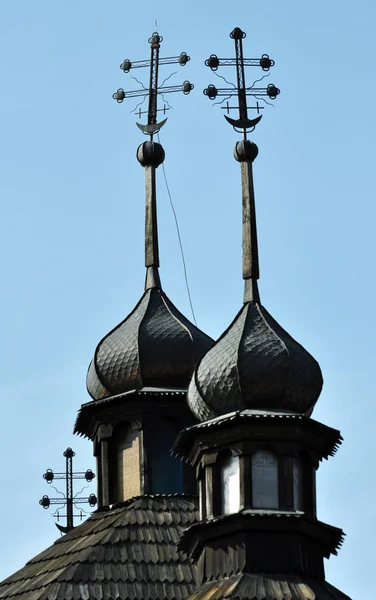 Kuppeln mit Kreuzen auf Kirche _ 4 — Stockfoto