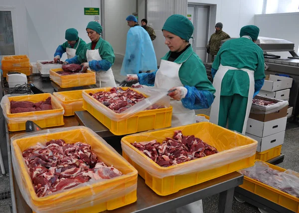 Na oficina de embalagem de carne pura desossada — Fotografia de Stock