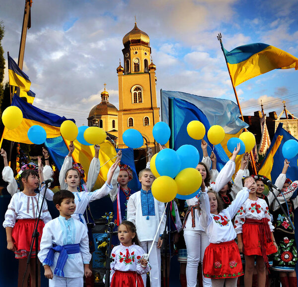 Children perform the State Anthem of Ukraine