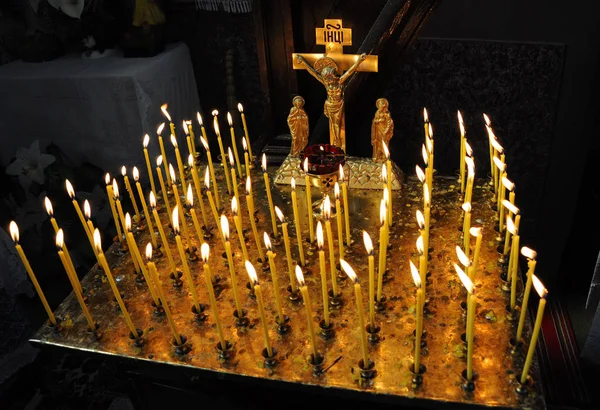 Nas velas do templo cristão são acesas _ 4 — Fotografia de Stock