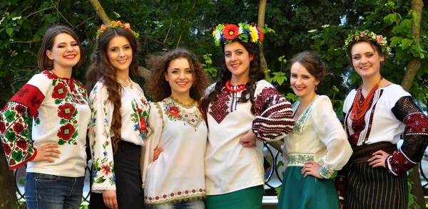 Girls in Ukrainian embroidery — Stock Photo, Image