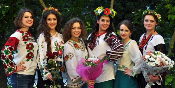 Meisjes in Oekraïens borduren — Stockfoto