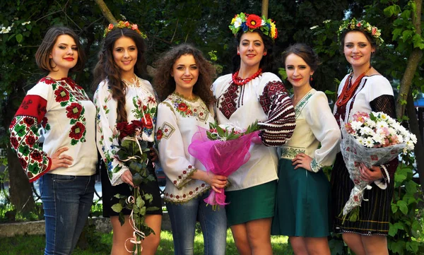 Meisjes in Oekraïens borduren — Stockfoto