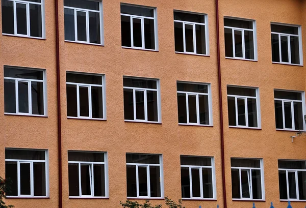 Vista da rua nas janelas de metal-plástico — Fotografia de Stock