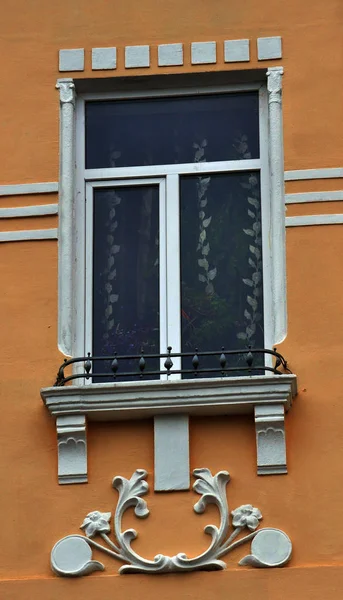 Вид с улицы на металлопластиковые окна — стоковое фото