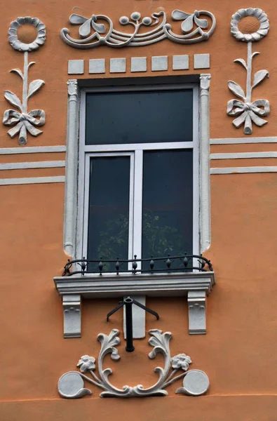 Вид с улицы на металлопластиковые окна — стоковое фото