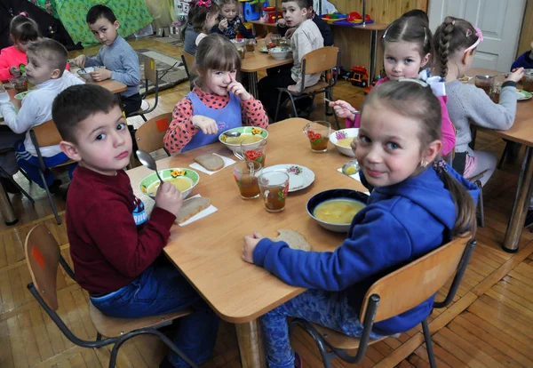 Обід в дитячому садку — стокове фото