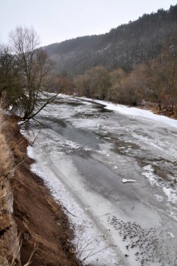 Nehirde bahar buzları çözüldü.