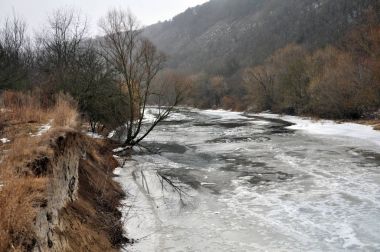 Nehirde bahar buzları çözüldü.