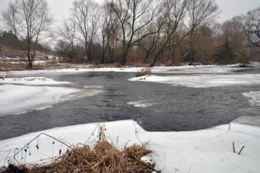 Nehirde bahar buzları çözüldü.