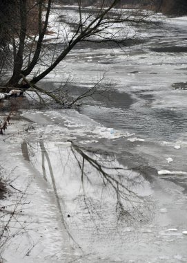 Nehirde bahar buzları çözüldü.