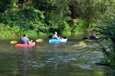 Kayaklar tarafından nehirde rafting