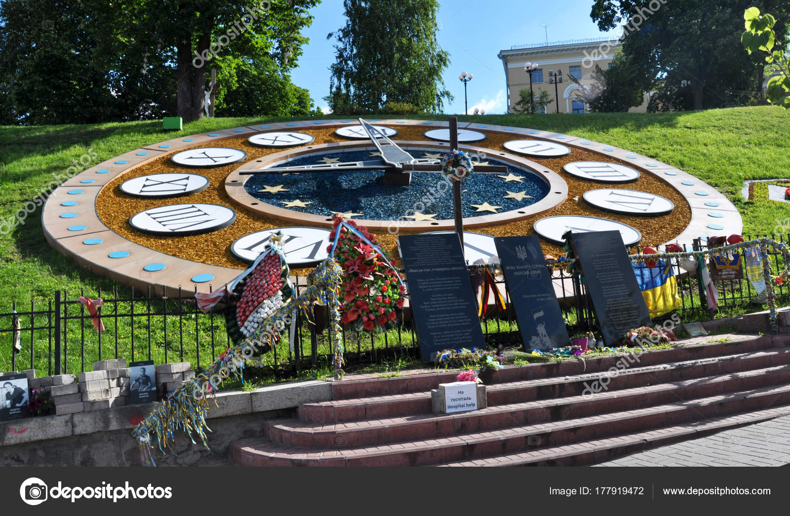 Flower clock in the center of Kyiv — Stock Photo ©