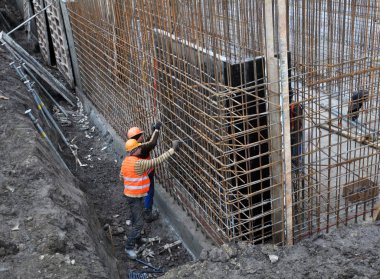 Kalkanlar kalıp imalatı için bina montajı