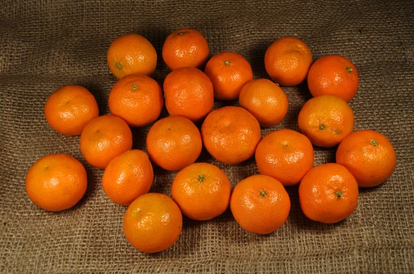 Mandarinas en tela de saco — Foto de Stock