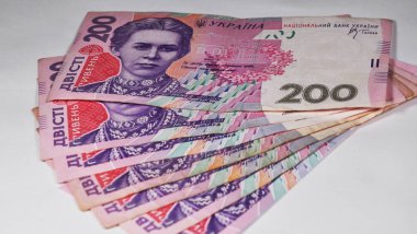 Işık arka planda Hryvnia notları