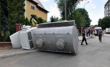 Tank kamyon nakliye için-süt ve araba ile crash