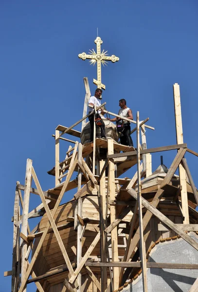 一个十字架的创立在主要教会圆顶 — 图库照片
