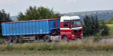 Yolda bir araba nakliye için-tahıl