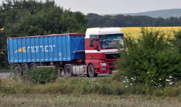 Op de weg een auto voor het vervoer van graan — Stockfoto