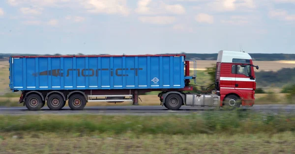 На дорозі автомобіль для перевезення негабаритів — стокове фото