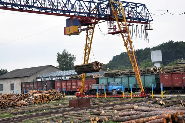 Chargement de voitures avec ponts d'un arbre — Photo