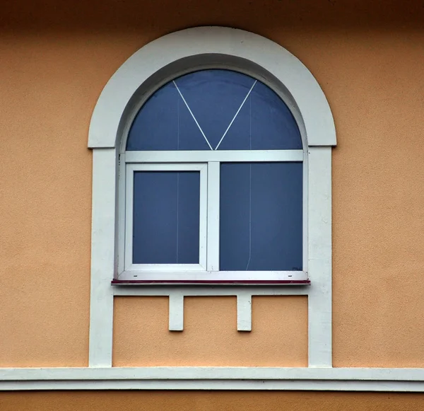 Pohled z ulice na oknech kov plast — Stock fotografie