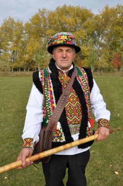 Onun elinde trembita Hutsul giysili bir adam