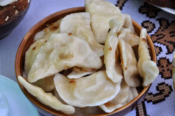 Ukrainian dumplings with potatoes and greaves — Stock Photo, Image