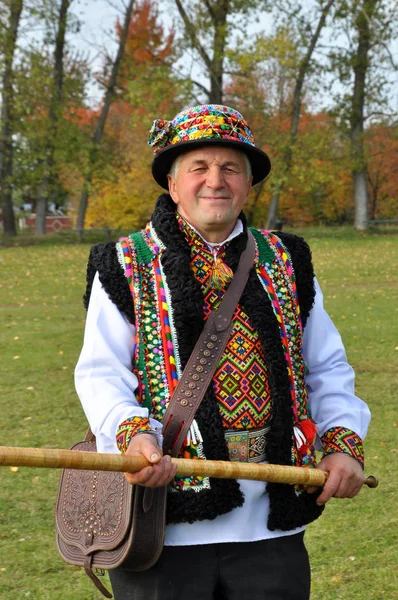 Onun elinde trembita Hutsul giysili bir adam