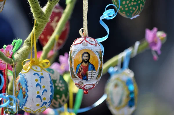 Easter eggs on a thread — Stock Photo, Image