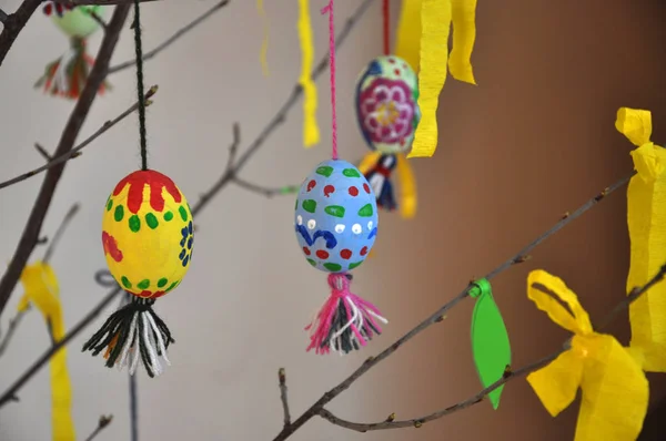 Los huevos de Pascua en el hilo —  Fotos de Stock