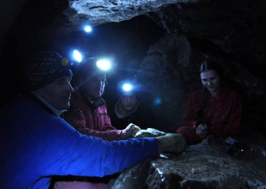 Speleologists ve alçı taşı Mağarası ziyaret