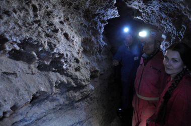 Speleologists ve alçı taşı Mağarası ziyaret