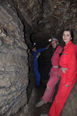 Speleologists ve alçı taşı Mağarası ziyaret