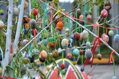 Bir iş parçacığı üzerinde Paskalya yumurtaları