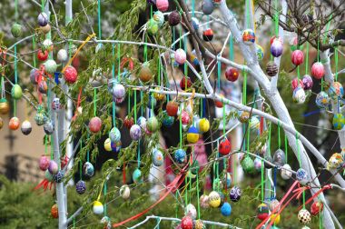 Bir iş parçacığı üzerinde Paskalya yumurtaları