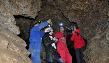 Speleologists ve alçı taşı Mağarası ziyaret