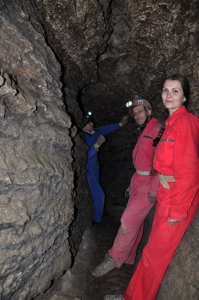 Speleologists ve alçı taşı Mağarası ziyaret