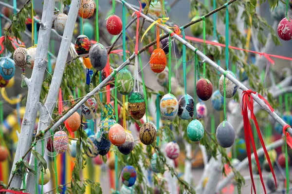 Easter eggs on a thread — Stock Photo, Image