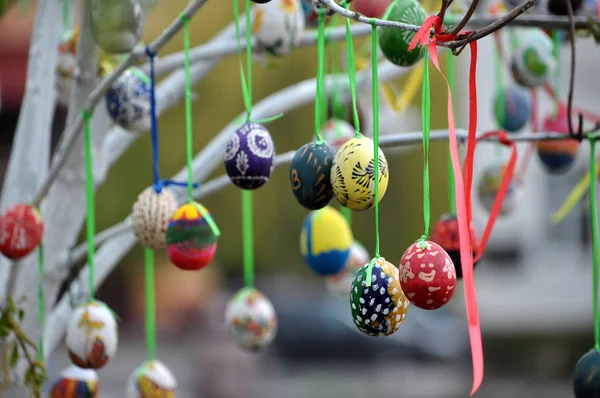 Easter eggs on a thread — Stock Photo, Image