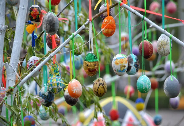 Easter eggs on a thread — Stock Photo, Image